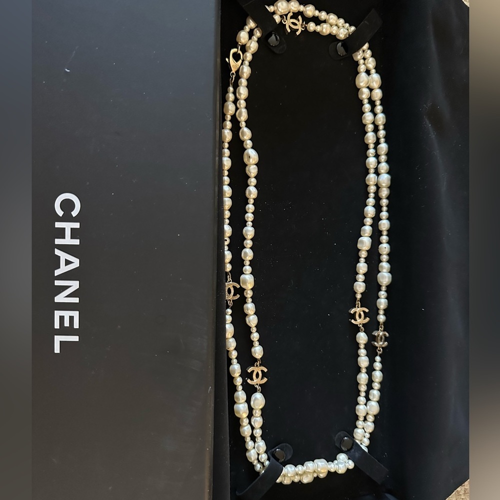 100% authentic Chanel pearl necklace